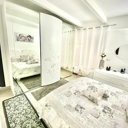 Flower's House Di Doris Simone *